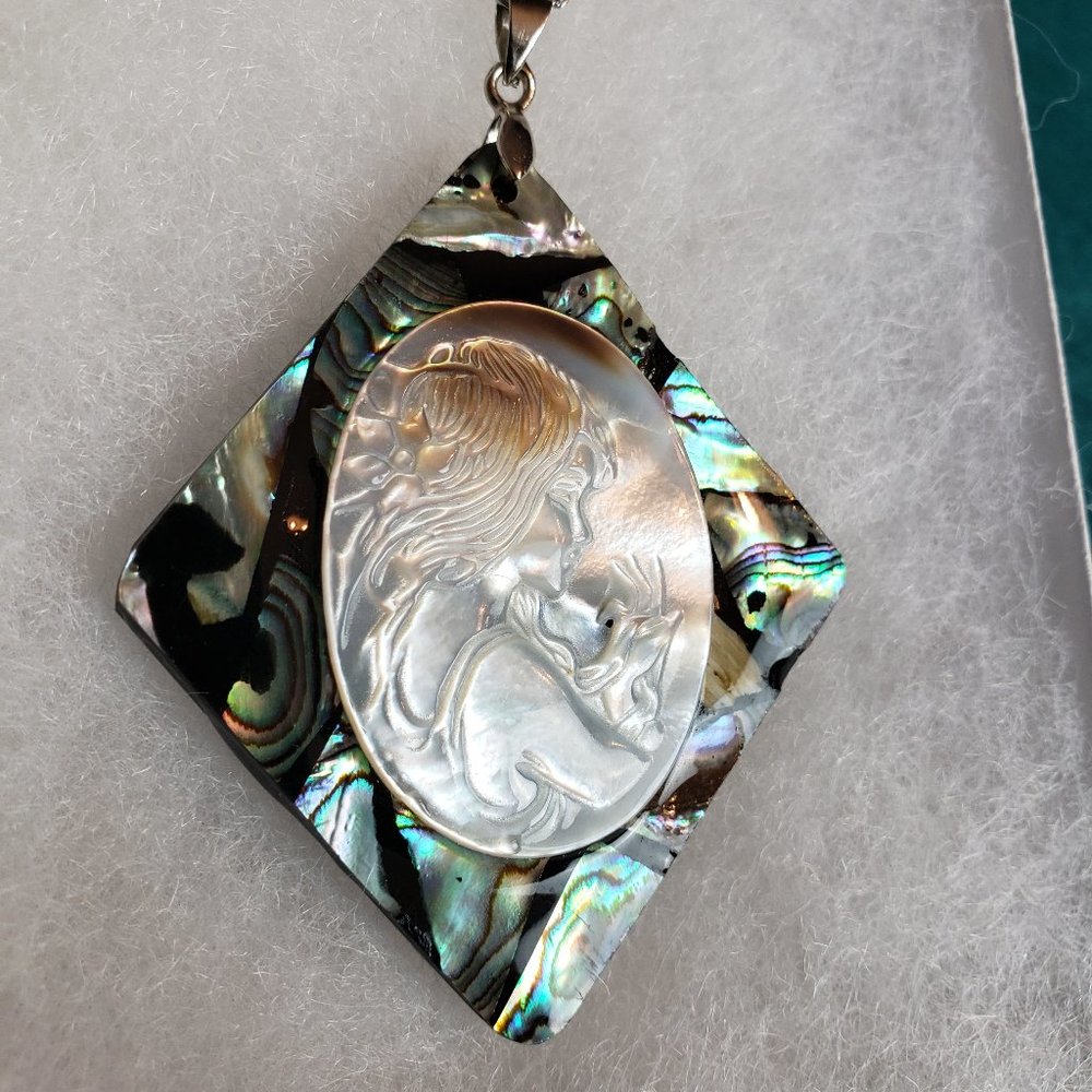2/45$  NWOT Shell and abalone cameo
